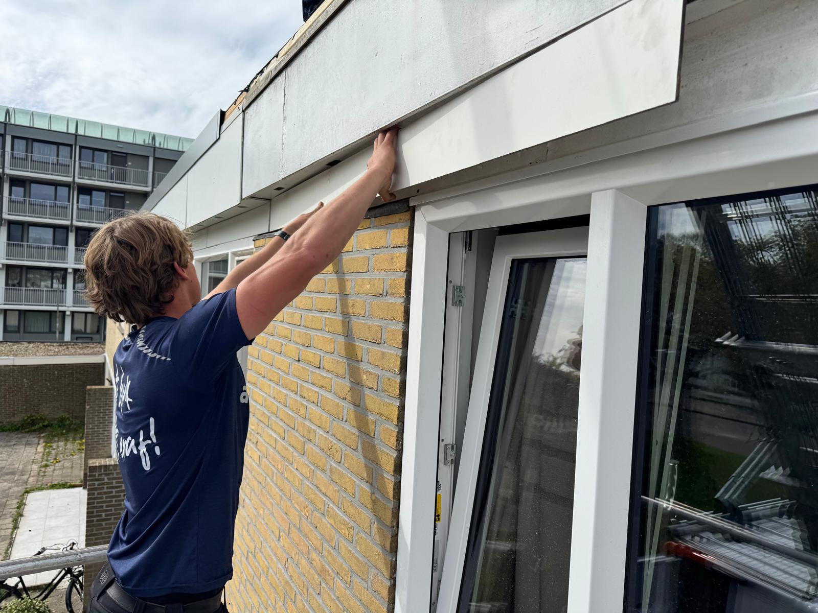 Vakman Groningen Isoleert werkt aan de afwerking van een dakrand bij een Groningse woning